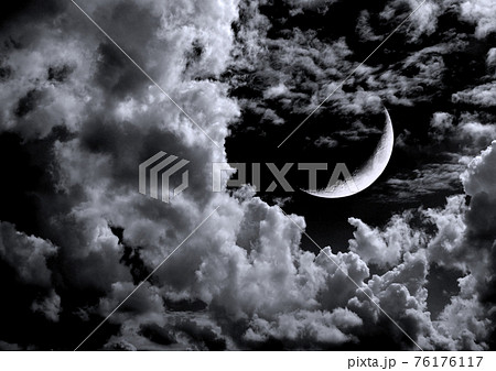 The moon in the night sky The moon in the night sky 76176117