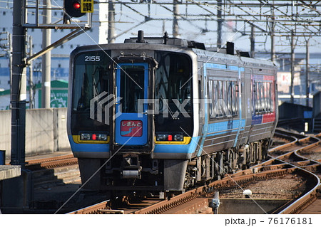 走り去る2000系特急しまんと 76176181