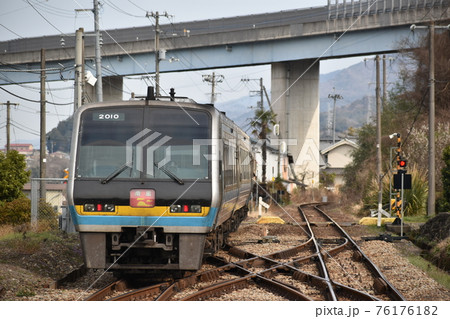 走り去る2000系特急南風 76176182
