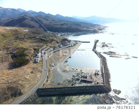 早春の北海道八雲町熊石地区関内漁港の風景を空撮 早春の北海道八雲町熊石地区関内漁港の風景を空撮 76176321