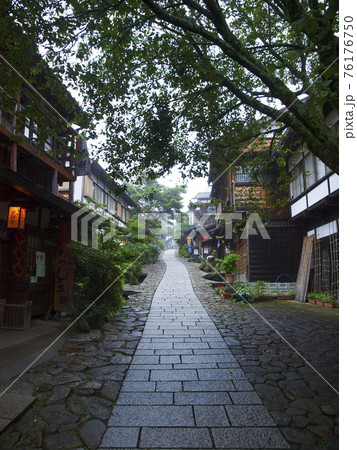 早朝の中山道馬籠宿 76176750