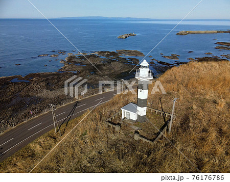 早春の北海道八雲町熊石地区の関内灯台の風景を空撮 早春の北海道八雲町熊石地区の関内灯台の風景を空撮 76176786