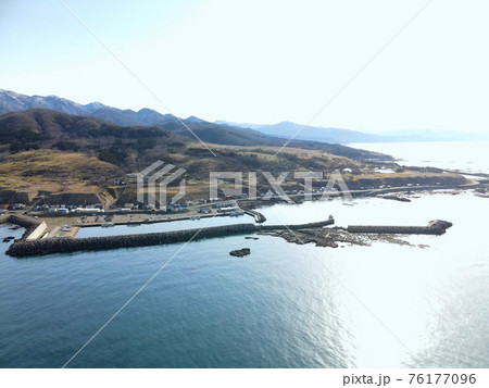 早春の北海道せたな町大成区長磯漁港の風景を空撮 76177096
