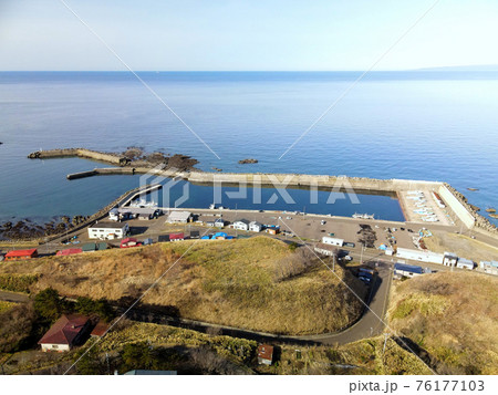 早春の北海道せたな町大成区長磯漁港の風景を空撮 早春の北海道せたな町大成区長磯漁港の風景を空撮 76177103