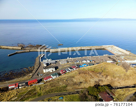 早春の北海道せたな町大成区長磯漁港の風景を空撮 早春の北海道せたな町大成区長磯漁港の風景を空撮 76177104