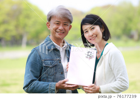 プレゼントを持つ夫婦 76177239