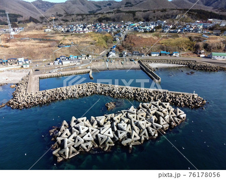 早春の北海道せたな町大成区上浦漁港の風景を空撮 早春の北海道せたな町大成区上浦漁港の風景を空撮 76178056