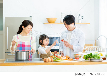 キッチンで仲良く料理する若い家族 キッチンで仲良く料理する若い家族 76178125