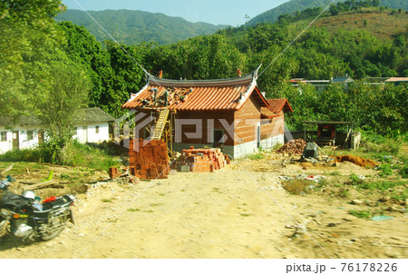 福建土楼への途中の村の家造り 76178226