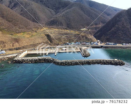 早春の北海道せたな町大成区太田漁港の風景を空撮 早春の北海道せたな町大成区太田漁港の風景を空撮 76178232