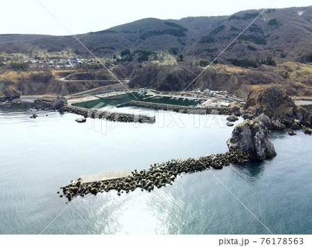 早春の北海道せたな町北桧山区鵜泊漁港の風景を空撮 76178563