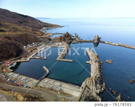 早春の北海道せたな町北桧山区鵜泊漁港の風景を空撮 76178583