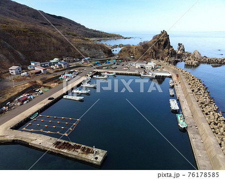 早春の北海道せたな町北桧山区鵜泊漁港の風景を空撮 76178585