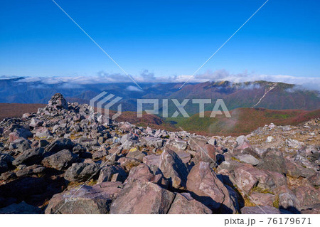 栃木県那須岳(茶臼岳)の山頂から西側の眺望 76179671