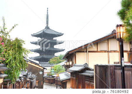 【京都府】9月・雨降る京都｟八坂の塔周辺｠ 76180492