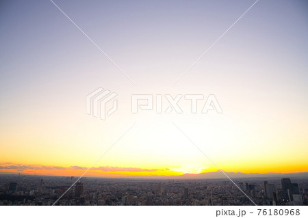 【東京都】1月・六本木から見る夕暮れの東京都と富士山 76180968