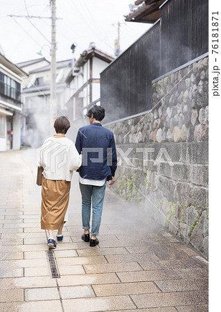 別府の鉄輪温泉を観光する若いカップル 別府の鉄輪温泉を観光する若いカップル 76181871