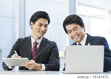 ビジネスシーン　打ち合わせ　イメージ　 76181873