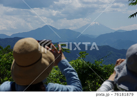 高尾山山頂より富士山をのぞむ 76181879
