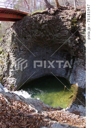 信州 上田市丸子 霊泉寺川のポットホ-ル(甌穴) 稚児ヶ淵と呼ばれる侵食でできた穴 信州 上田市丸子 霊泉寺川のポットホ-ル(甌穴) 稚児ヶ淵と呼ばれる侵食でできた穴 76181947