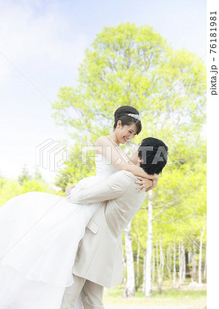 新婦を抱き上げる新郎 76181981