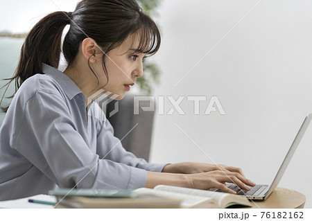 パソコンに入力する若い女性の横顔 パソコンに入力する若い女性の横顔 76182162