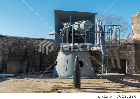Russia. Kronstadt. April 3, 2019. 152 mm cannon Kane on the Demidov battery in the open air in the park Patronit. Russia. Kronstadt. April 3, 2019. 152 mm cannon Kane on the Demidov battery in the open air in the park Patronit. 76182236