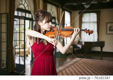 バイオリンを弾く女性 バイオリンを弾く女性 76182387