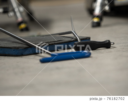 Repairing dents in a car 76182702
