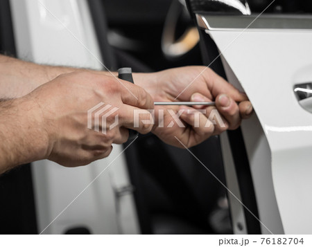 Repairing dents in a car 76182704