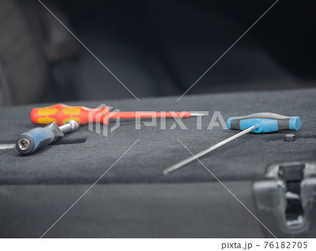 Repairing dents in a car 76182705