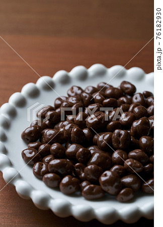 お皿に盛り付けた麦チョコ お皿に盛り付けた麦チョコ 76182930