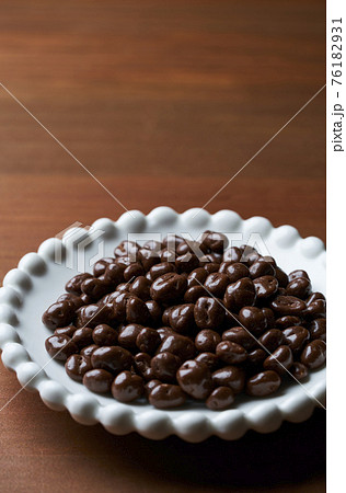 お皿に盛り付けた麦チョコ 76182931