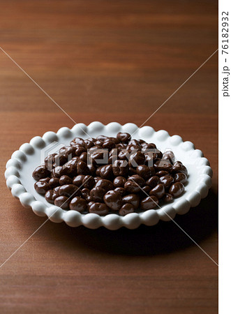 お皿に盛り付けた麦チョコ お皿に盛り付けた麦チョコ 76182932