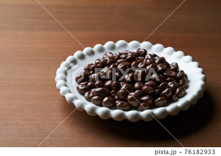 お皿に盛り付けた麦チョコ お皿に盛り付けた麦チョコ 76182933
