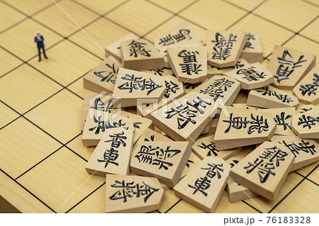 将棋の駒とミニチュアのビジネスマン 将棋の駒とミニチュアのビジネスマン 76183328