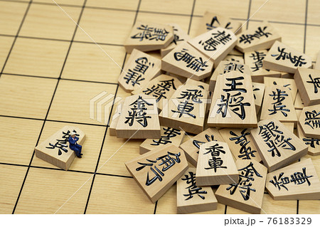 将棋の駒とミニチュアのビジネスマン 将棋の駒とミニチュアのビジネスマン 76183329