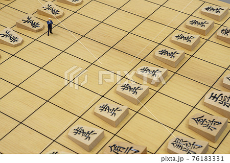 将棋の駒とミニチュアのビジネスマン 76183331