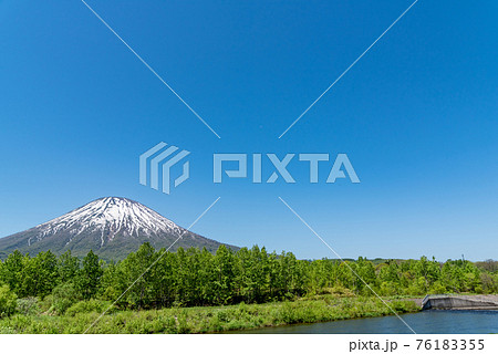 雲一つない青空と羊蹄山の景色  北海道ニセコエリアの観光イメージ 76183355