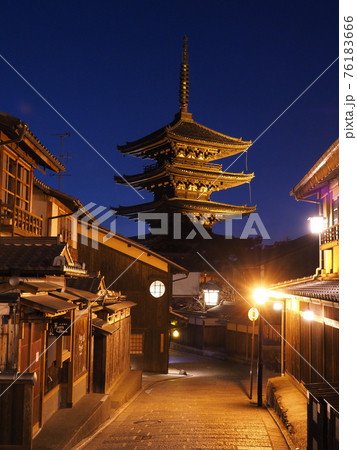 京都 マジックアワーの八坂の塔としだれ桜 京都 マジックアワーの八坂の塔としだれ桜 76183666