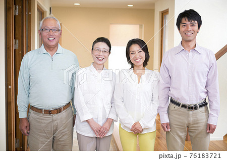 笑顔の二世帯家族 76183721