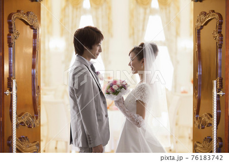 見つめ合う新郎新婦 76183742