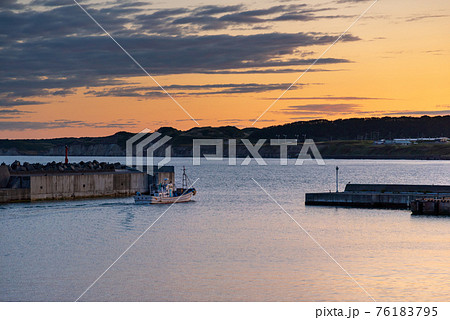 早朝に出向する漁船  北海道初山別村 76183795