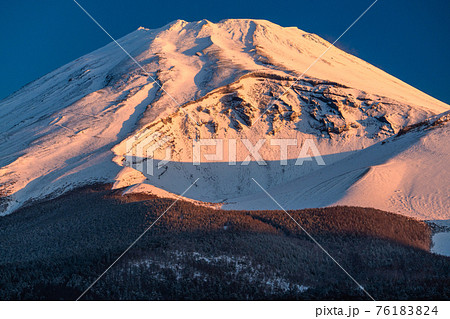 《静岡県》紅富士・積雪の水ヶ塚公園 《静岡県》紅富士・積雪の水ヶ塚公園 76183824