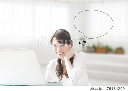 ノートパソコンをする女性 ノートパソコンをする女性 76184209