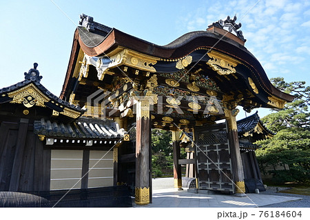 二条城の唐門と晴天の空 76184604