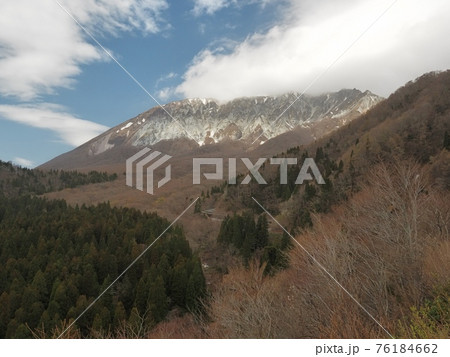 鍵掛峠から見る春の大山南壁 鍵掛峠から見る春の大山南壁 76184662