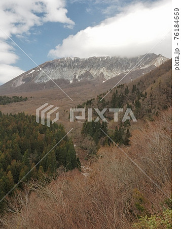 鍵掛峠から見る春の大山南壁 76184669
