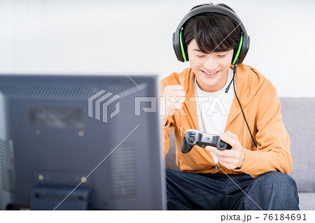 部屋でネットゲームをプレイする男性 部屋でネットゲームをプレイする男性 76184691