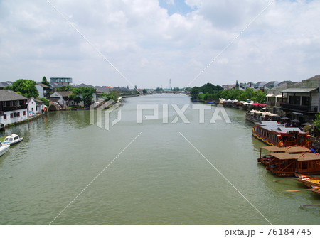 朱家角の放生橋からの風景(中国・上海市) 朱家角の放生橋からの風景(中国・上海市) 76184745